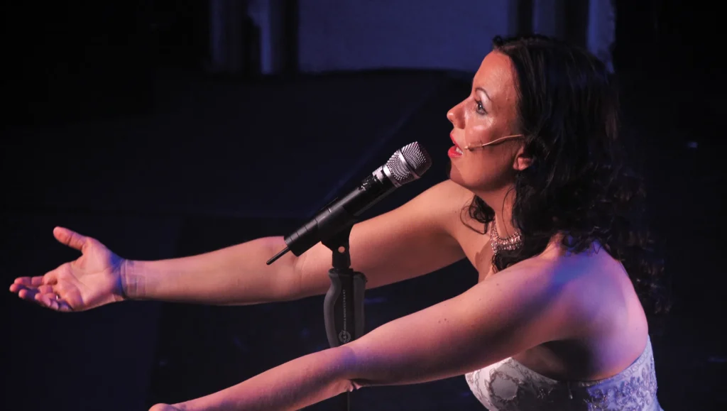 Sängern dargestellt als Whitney Houston