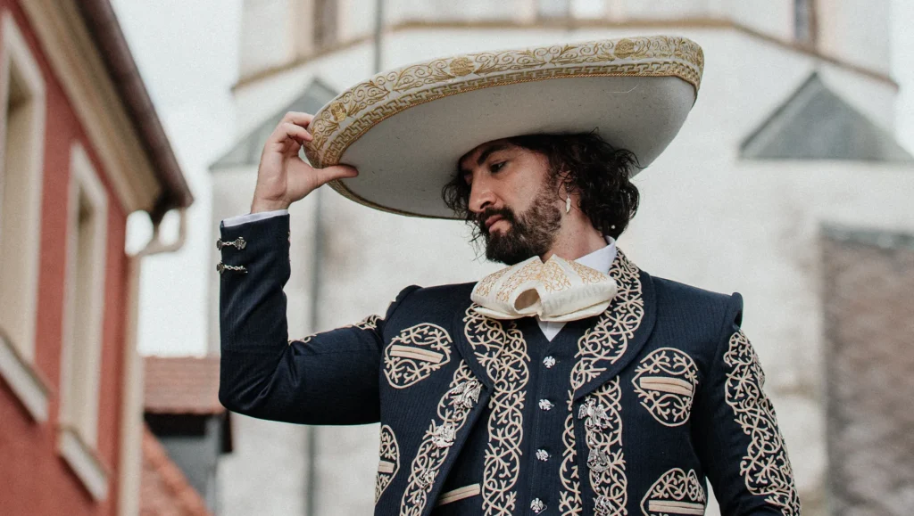 Dante Sáenz in mexikanischer Kleidung und Sombrero