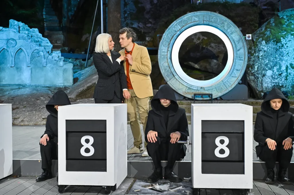 Jennifer Lorenz, Sebastian Kaufmane und Ensemble