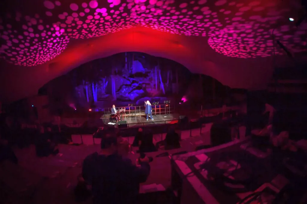 Bettina Meske in DER TUNNEL auf der Bühne