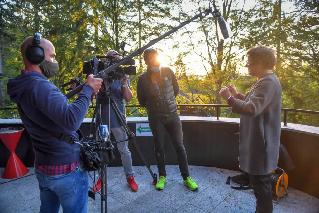 Birgit Simmler spricht mit der Presse