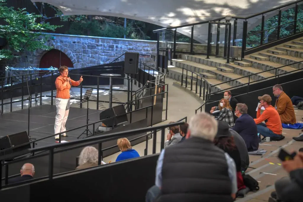 Birgit Simmler verabschiedet die Gäste