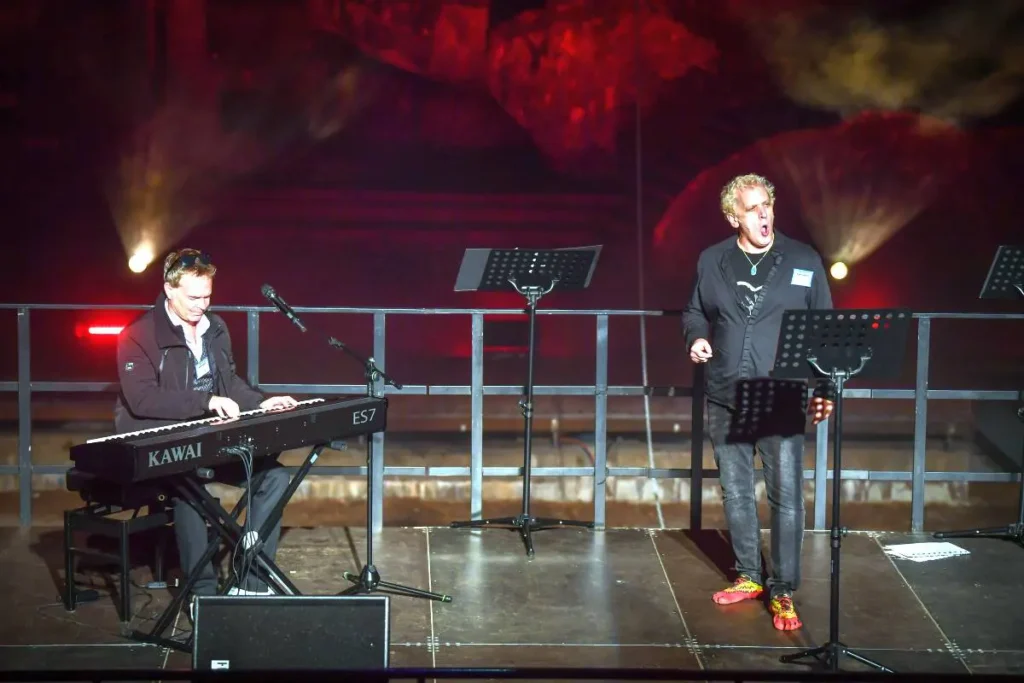 Chris Murray singt DER MANN MIT DEM LACHEN begleitet von Frank Nimsgern