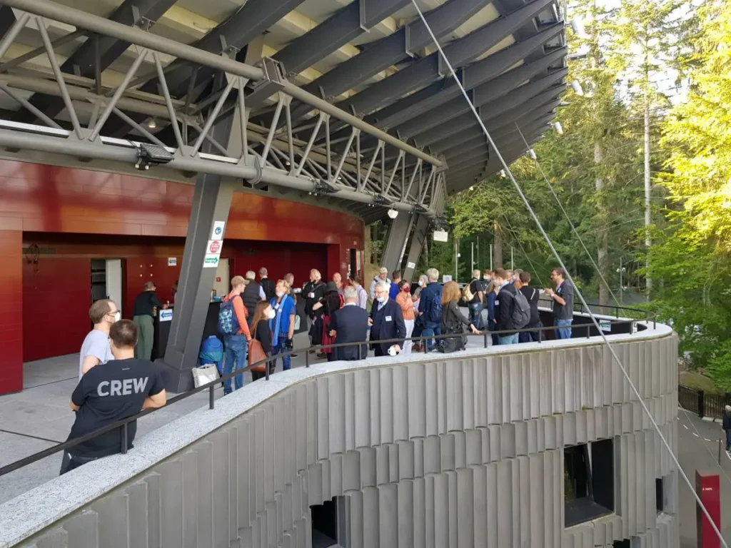 Das Foyer des Theaters mit den Gästen