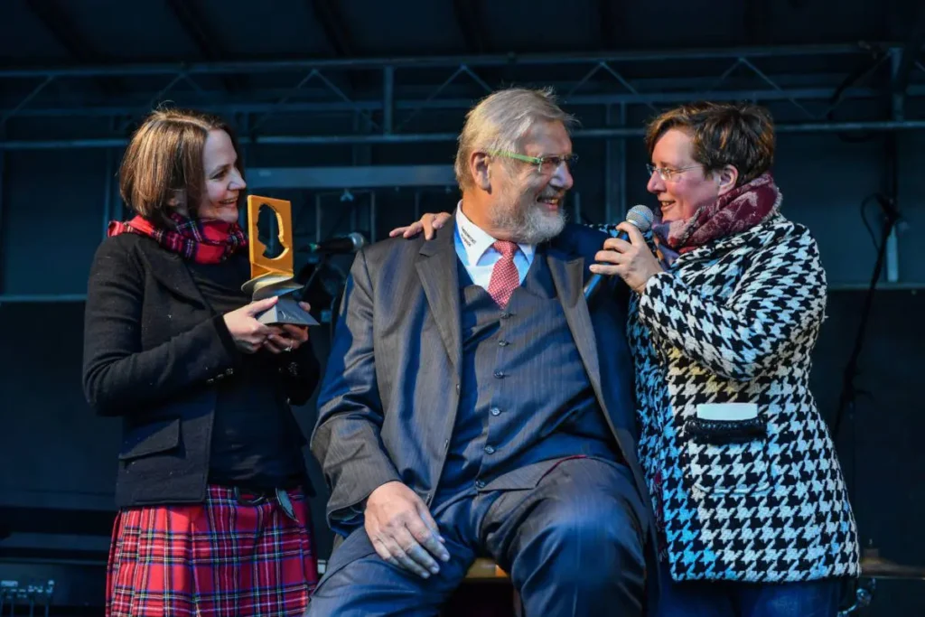 Nikola Norgauer (l.) und Birgit Simmler (r.) verleihen den Luisenburg-Charly an Karl-Willi Beck