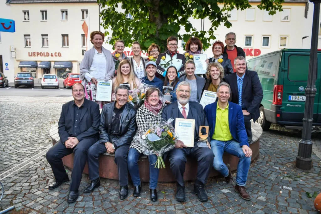 Abgebildet, von links nach rechts: Marion Kracht, René de Kock, Natalie Schindler, Annette Lottes, Petra Sommerer, Andrea Ernst, Tanja Kießling, Herrmann Malzer Nadine Lauterbach, Jan Rogler, Melanie Dull, Fides Groot Landeweer, Christopher Dederichs, Michael von Hertell (Rehau AG) Dr. Lars Göhmann, Günter Ziegler, Birgit Simmler, Karl-Willi Beck, Harald Benz