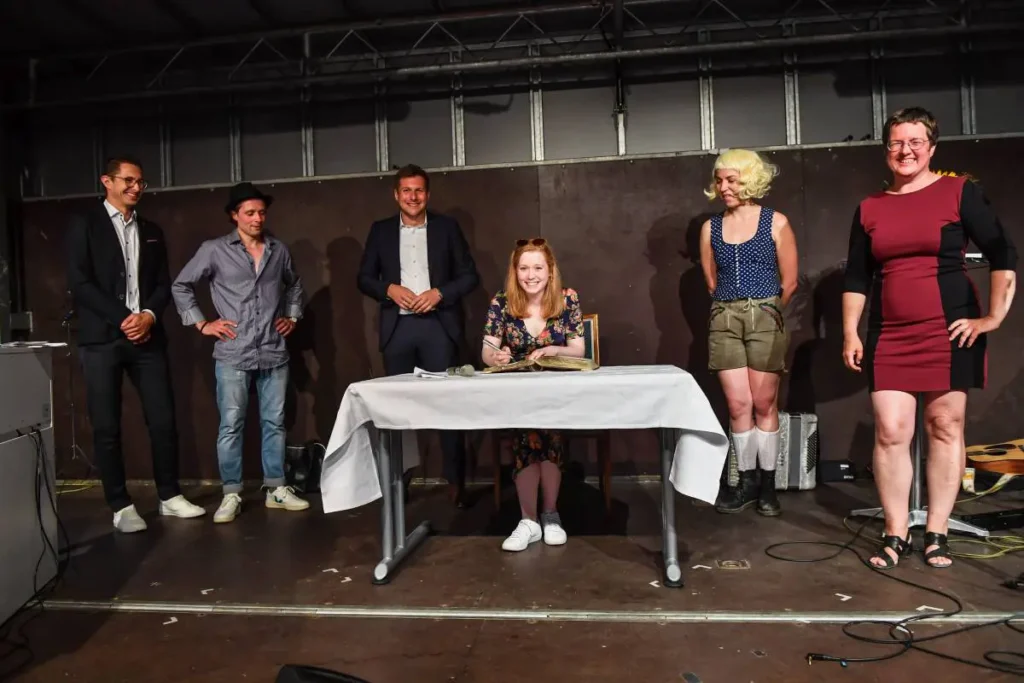 Preisträgerein Henrike Starck beim Eintrag in das goldene Buch der Stadt Wunsiedel