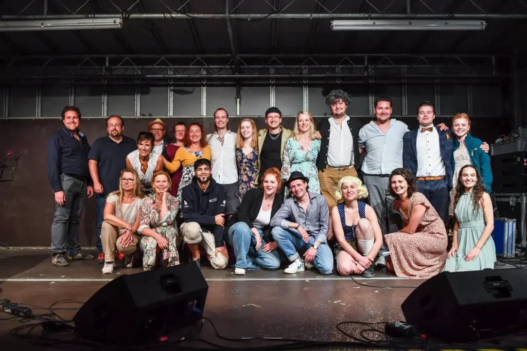 Gruppenfoto der Künstler und Jurymitglieder beim Marktplatzfest