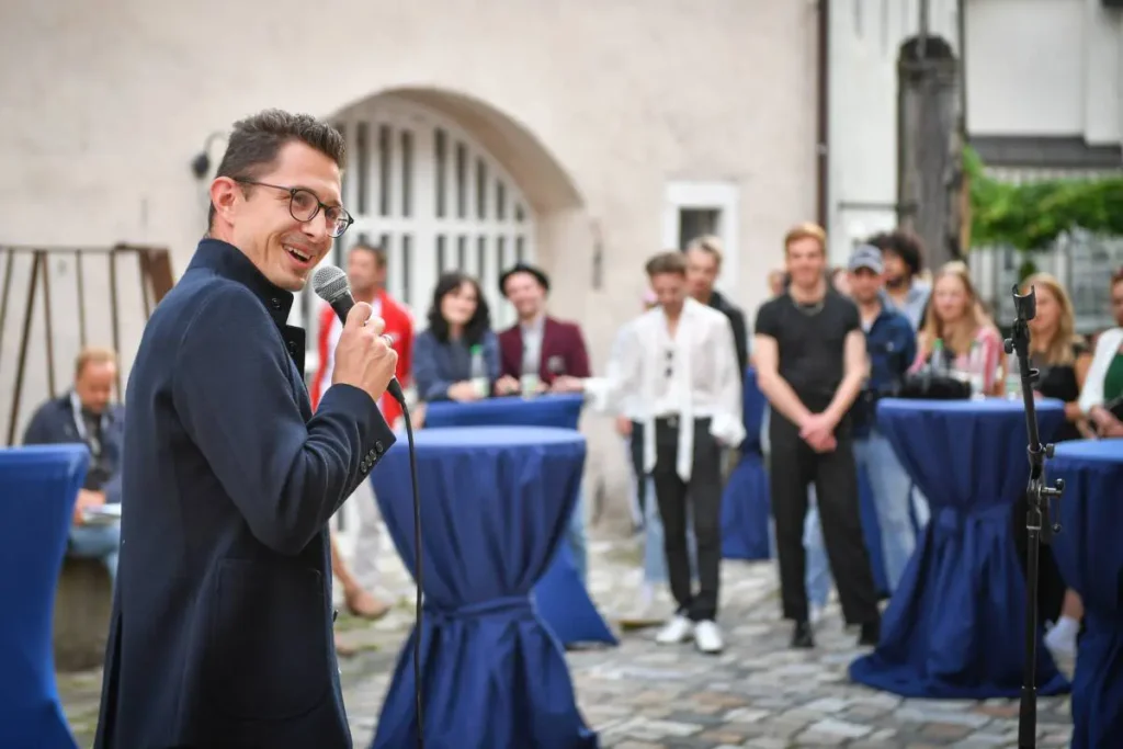 Daniel Lottes mit Mikrofon