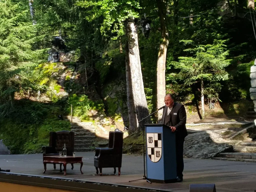 Ein Mann steht auf der Bühne und spricht