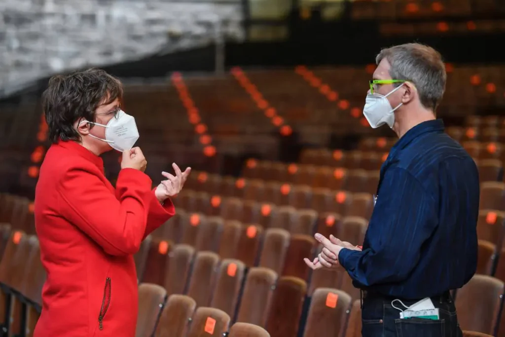 zwei Personen sprechen miteinander