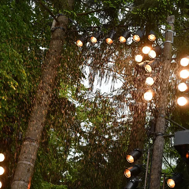 Regen von Lampen beleuchtet