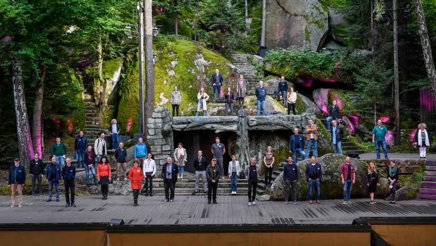 Gruppenfoto von allen Beteiligten auf der Bühne