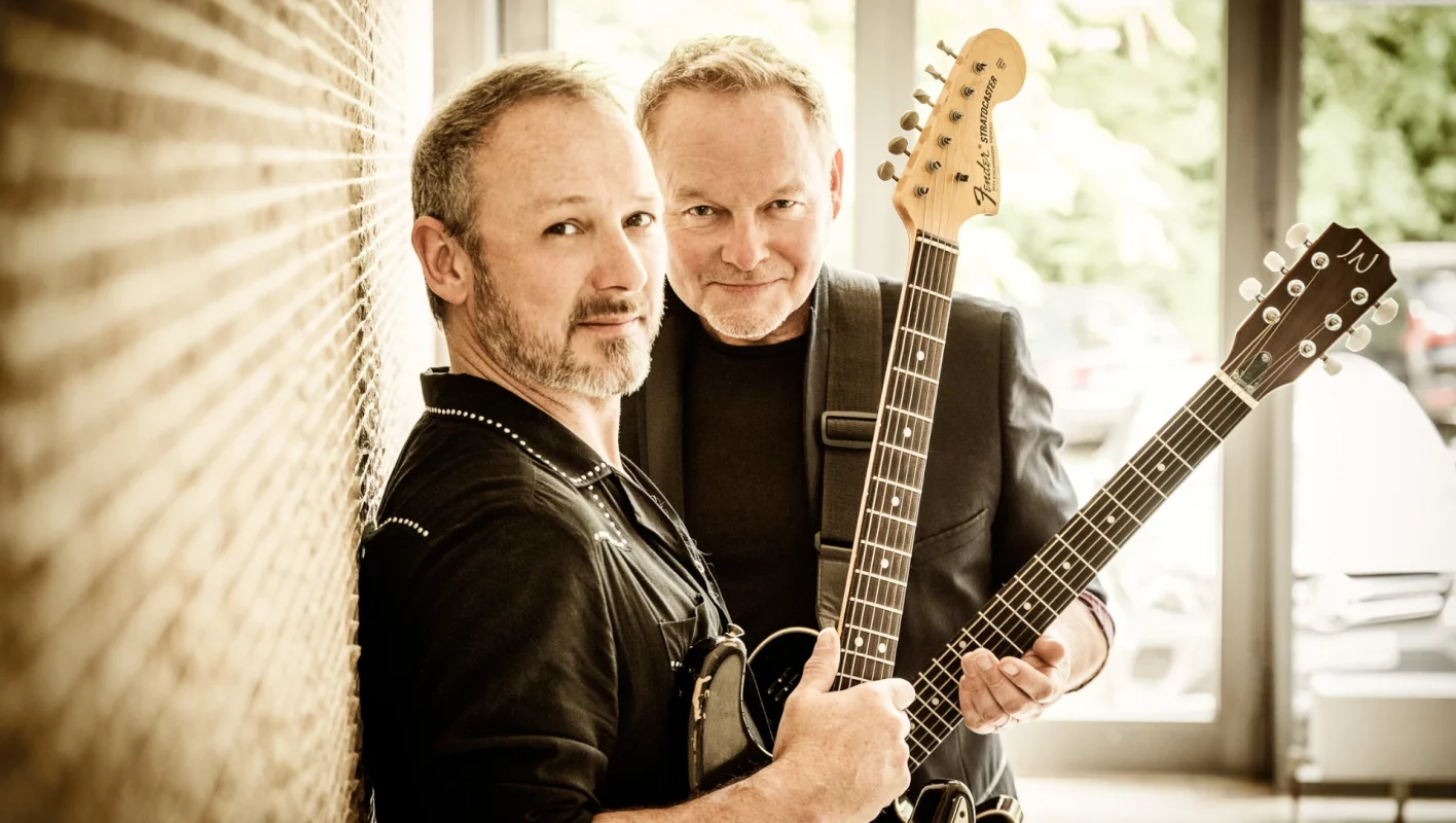 Zwei Mitglieder von Cutting Crew mit Gitarren in der Hand