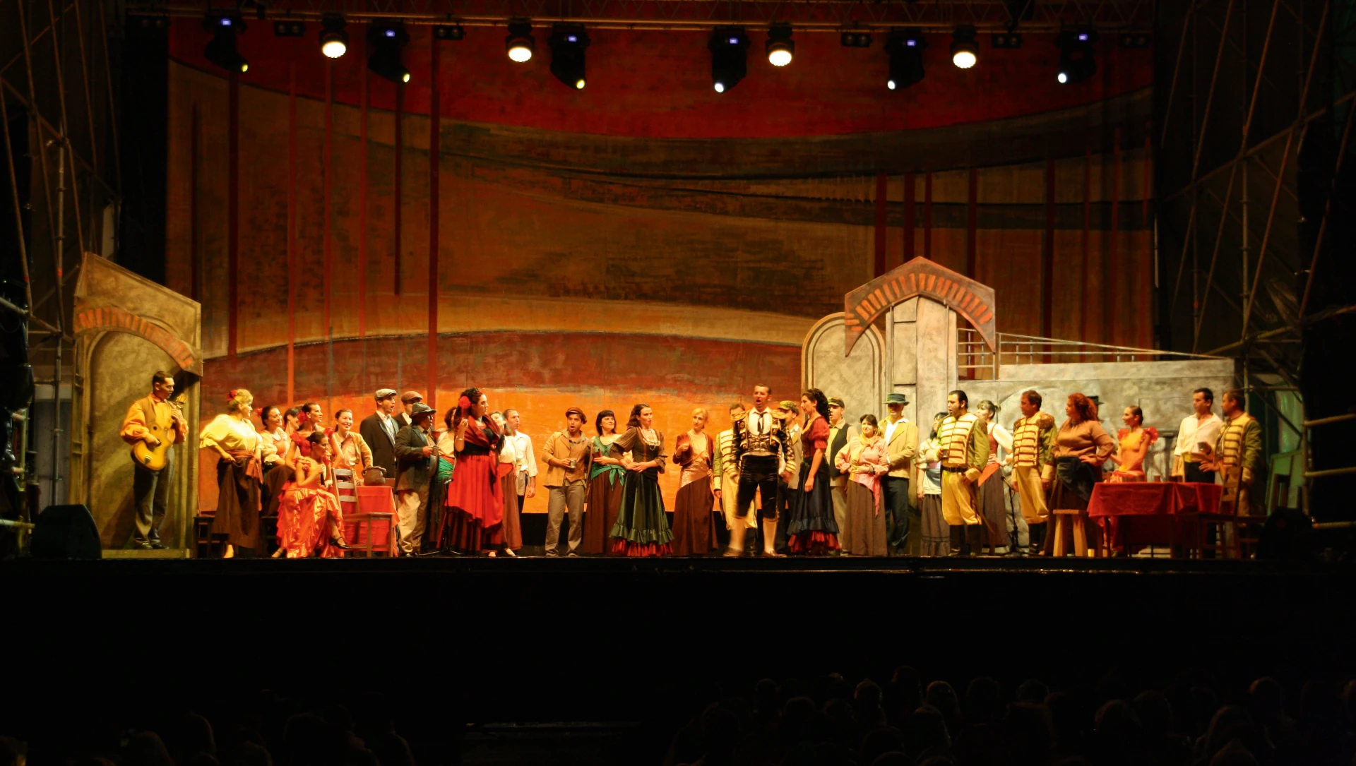 CARMEN Ensemble auf einer Bühne