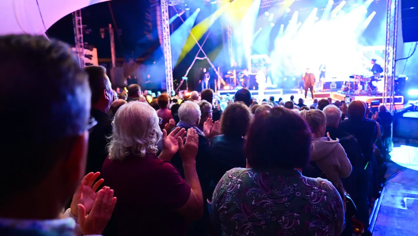 Das Publikum klatscht zur Musik auf der Bühne