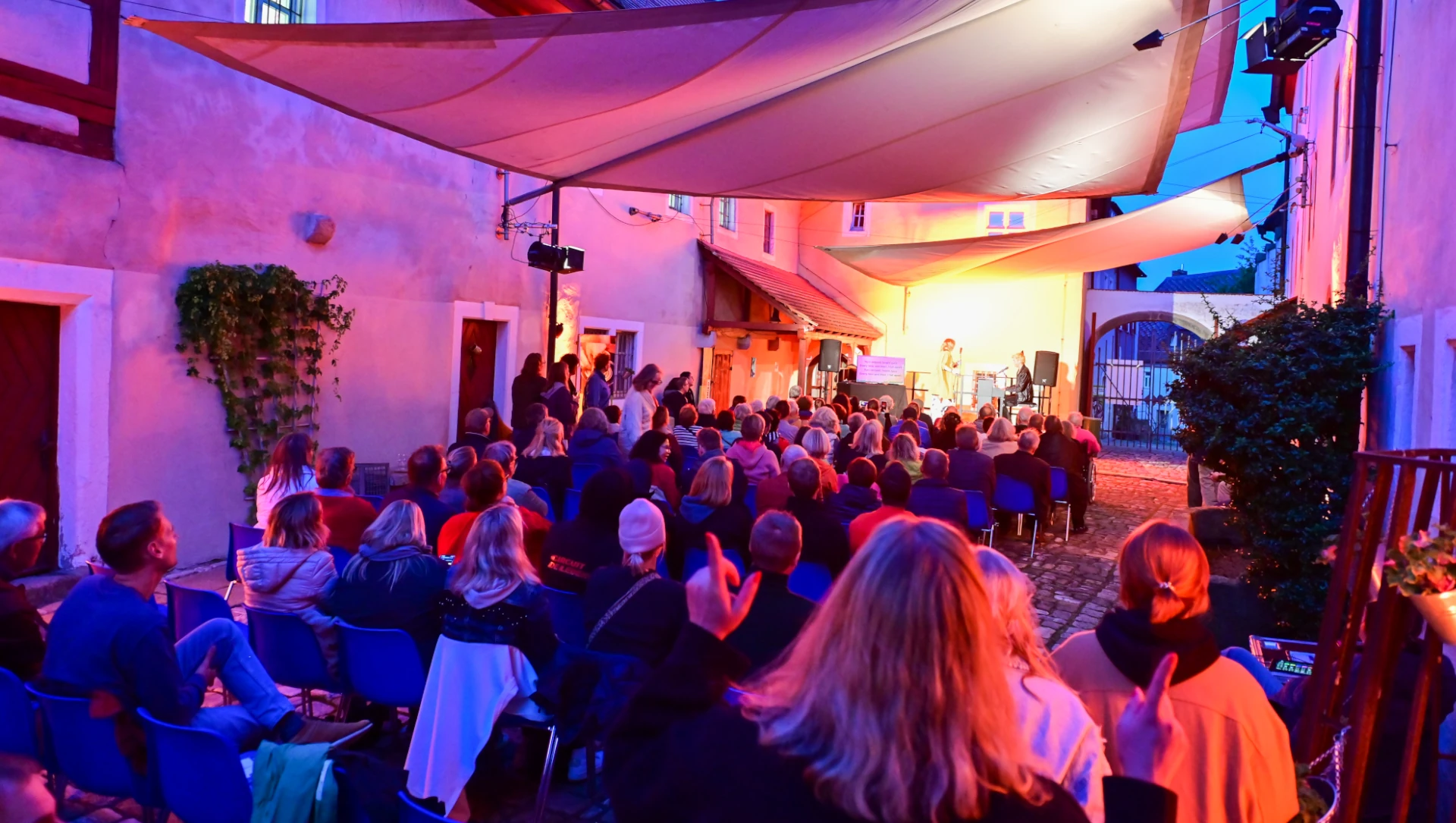 Der Innenhof des Fichtelgebirgsmuseums. Ein Act auf der Bühne, davor ca. 100 Zuschauer.