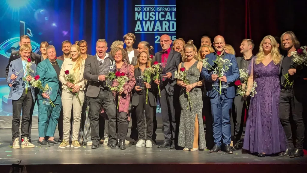 Die Preisträger der Musicalawards festlich gekleidet auf der Bühne