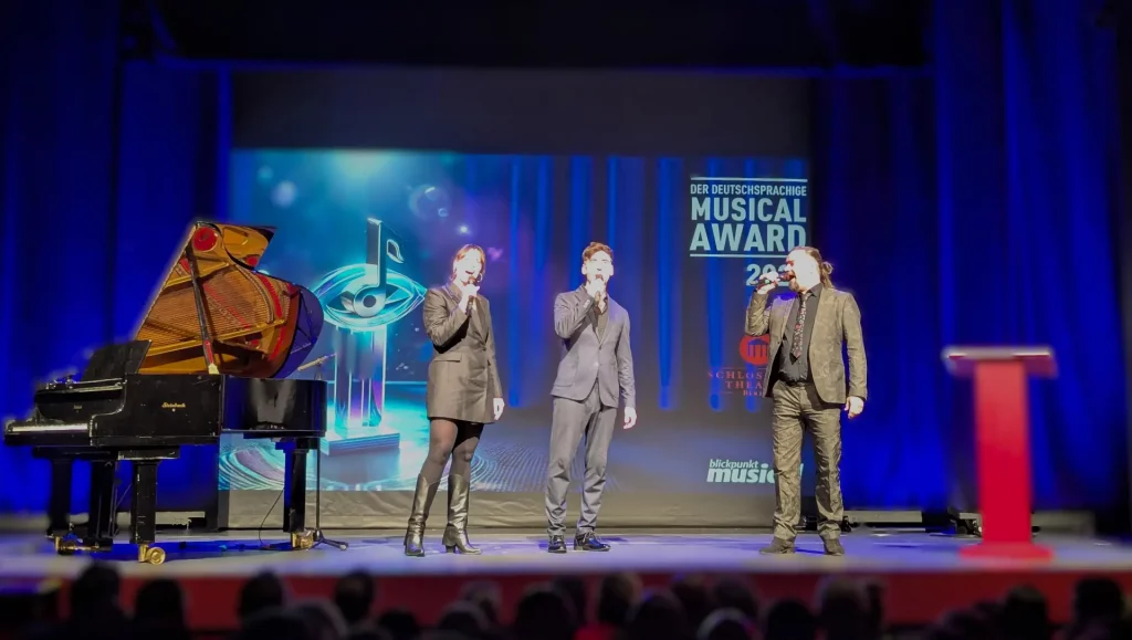 Anja Backus, Manuel Karadeniz und Mischa Mang singen auf der Bühne