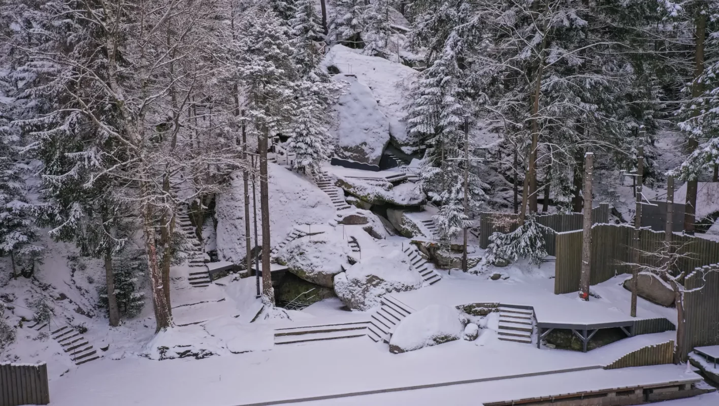 Die schneebedeckte Naturbühne der Luisenburg.
