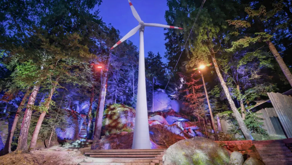 Ein Windrad steht mitten auf der Felsenbühne