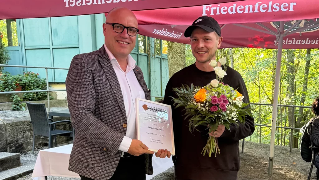 Philipp Riedel verlieht den Extrapreis an Sergej Giesbrecht
