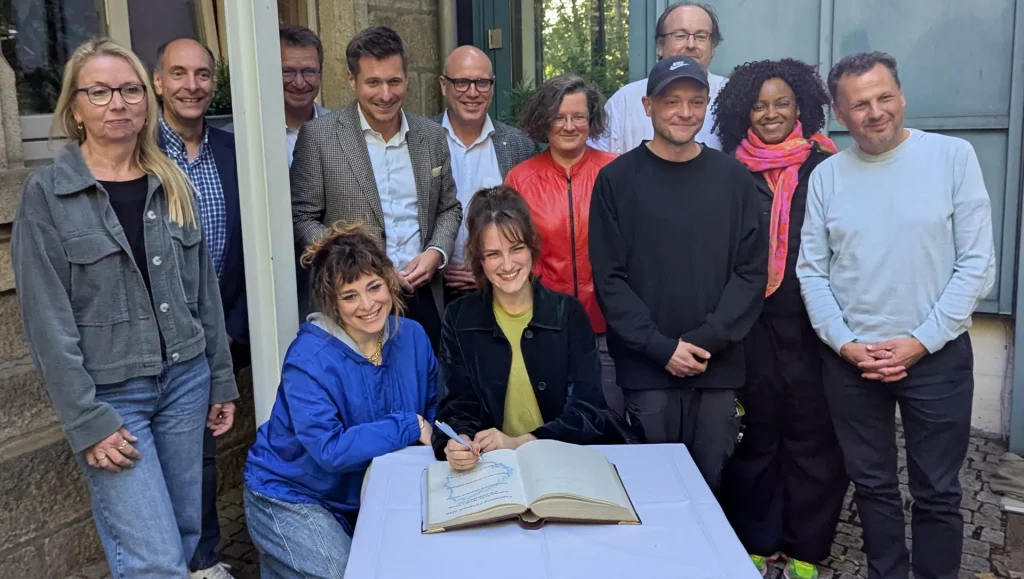 Die Preisträger und Jury beim Eintrag in das goldene Buch