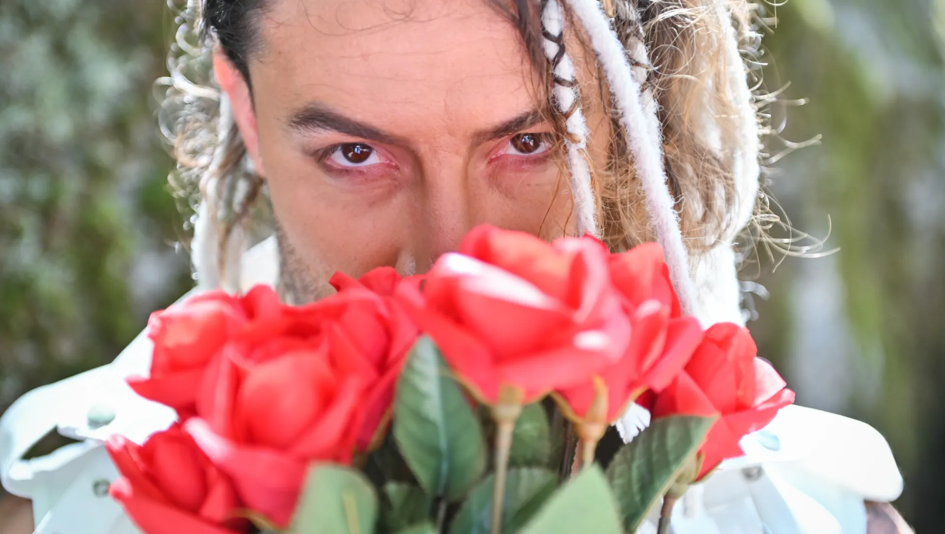 Dante Saenz als Casanova hinter Rosen